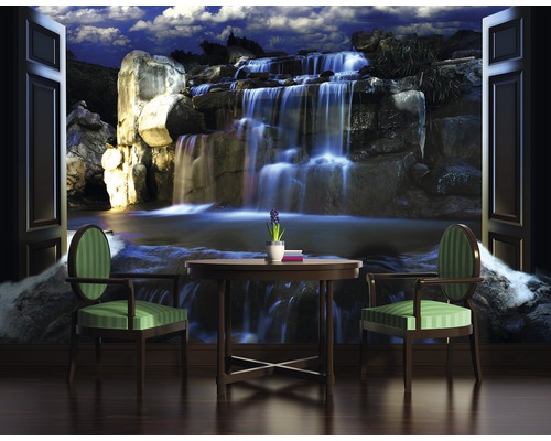 Kamerdecoratie met watervalbehang, tafel en stoelen voor een natuurlijke sfeer