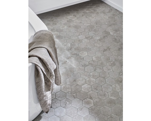 Badkamer met zeshoekige tegels en bad