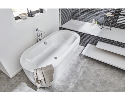 Lichte badkamer met vrijstaand bad, douche en opbergruimte