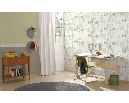 Lichte kinderkamer met bureau, stoel, commode en wanddecoratie
