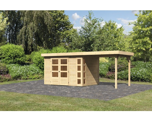 Houten tuinhuis met aanbouw in de tuin