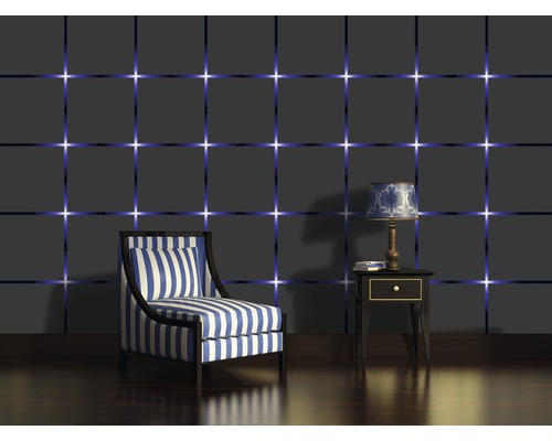 Scene met fauteuil, nachtkastje en lamp voor een wand met een vierkant patroon