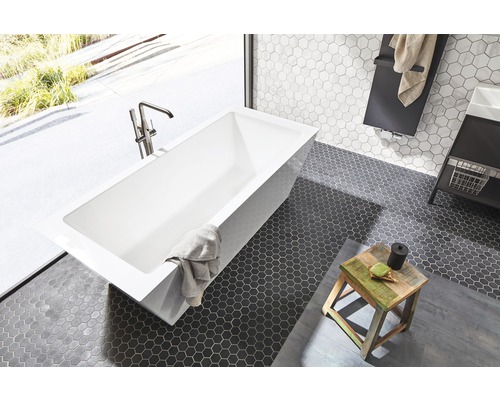 Moderne badkamer met vrijstaand bad, mozaïektegels en houten kruk