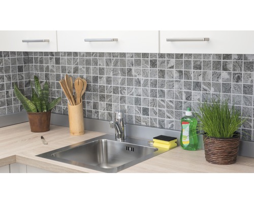 Keuken spoelbak met kraan, mozaïektegels en keukengerei