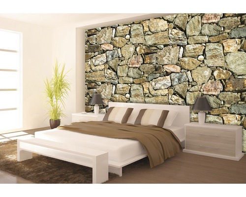 Slaapkamer met steenmuurbehang, bed, nachtkastjes en kamerplant