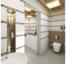 Moderne badkamer met witte tegels, mozaïekaccenten, wastafel, toilet en bad.