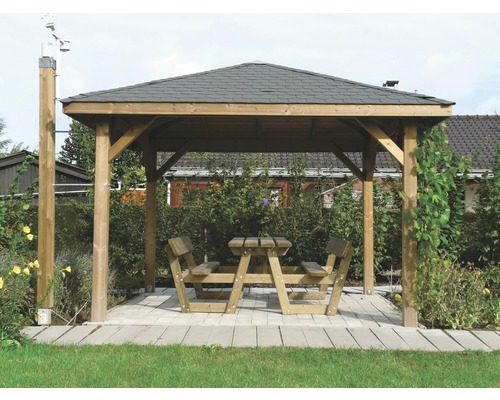 Houten tuinpaviljoen met tafel en banken in de tuin