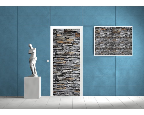 Interieur met deurposter en muurschildering in steenlook