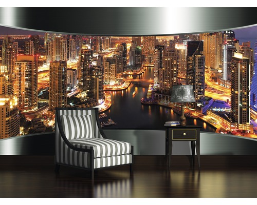 Wandafbeelding met stadsgezicht bij nacht, inclusief fauteuil en bijzettafel