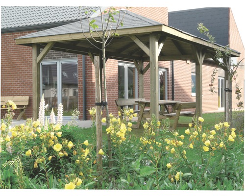 Houten paviljoen met tafel en banken in een tuin met bloemen