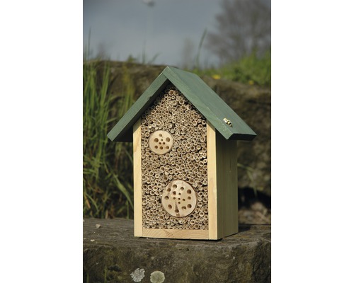 Houten insectenhotel met nestgelegenheid voor wilde bijen