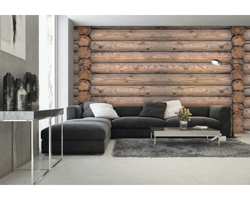 Woonkamer met grijze bank en fotobehang met houtlook