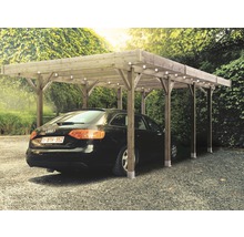 Auto onder houten carport op grindoppervlak