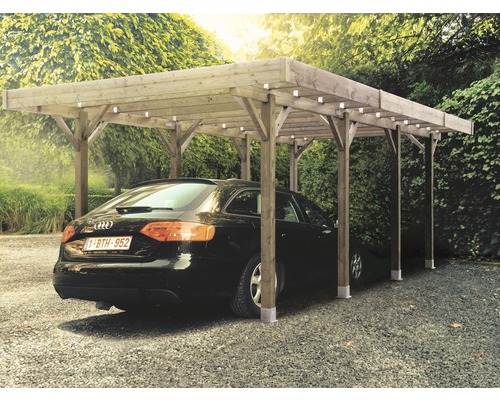 Auto onder houten carport op grindoppervlak