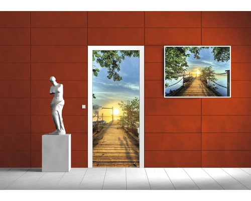 Decoratieve kamer met deurposter, muurschildering en sculptuur