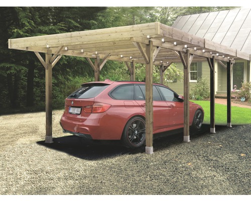 Auto onder een houten carport