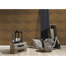 Decoratief interieur met houten wandpanelen, lantaarn, kussen en gevlochten mand