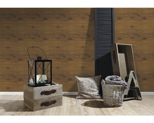 Decoratief interieur met houten wandpanelen, lantaarn, kussen en gevlochten mand