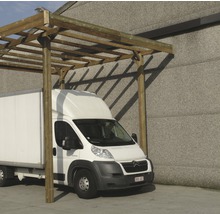 Houten carport met een bestelwagen eronder
