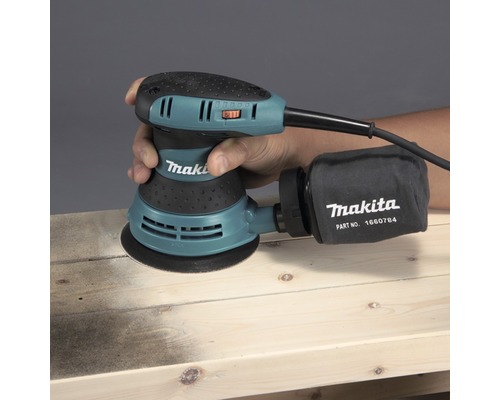 Makita excentrische schuurmachine met stofzak in gebruik op hout