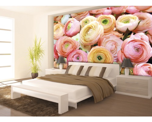 Slaapkamer met bloemen fotobehang, bed en nachtkastjes.