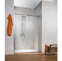 Badkamer met inloopdouche, douchearmatuur en handdoek
