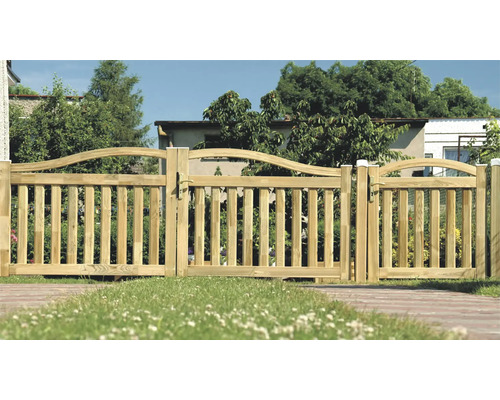 Houten hek met poort in een tuin
