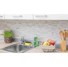 Spoelbak met kraan, decoratie en betegelde wand