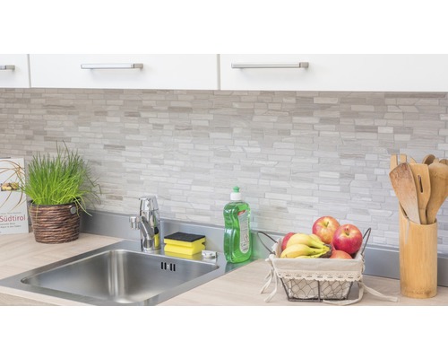 Spoelbak met kraan, decoratie en betegelde wand