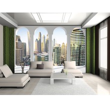 Lichte woonkamer met bank, tapijt en panoramisch uitzicht over de stad.