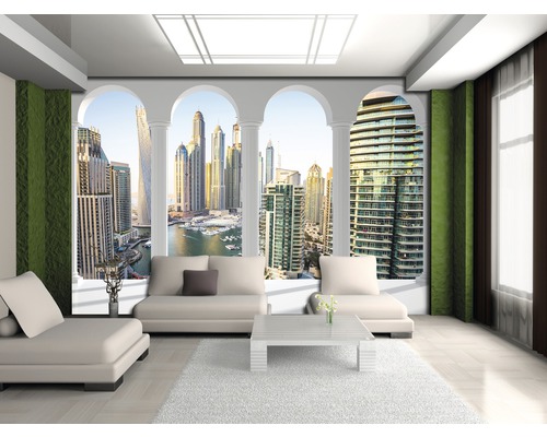 Lichte woonkamer met bank, tapijt en panoramisch uitzicht over de stad.