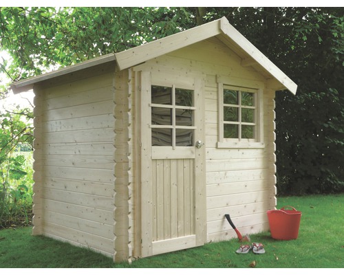 Houten tuinhuis met deur en ramen in de tuin