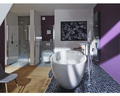 Lichte badkamer met vrijstaand bad, douche en toilet
