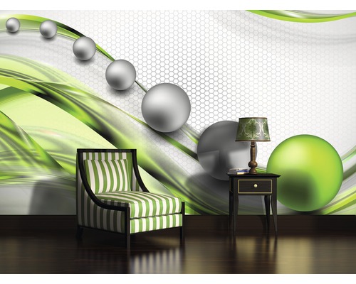 Woonkamer met fauteuil, nachtkastje en abstract behang