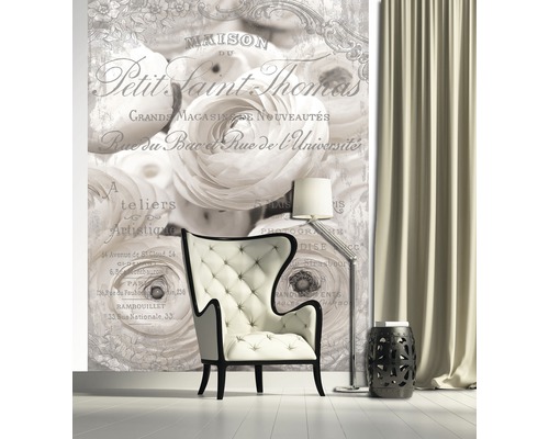 Decoratieve woonkamer met fotobehang, fauteuil, staande lamp en bijzettafel