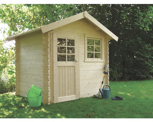 Tuinscene met een houten tuinhuis, emmers, gieter en tuingereedschap op gazon