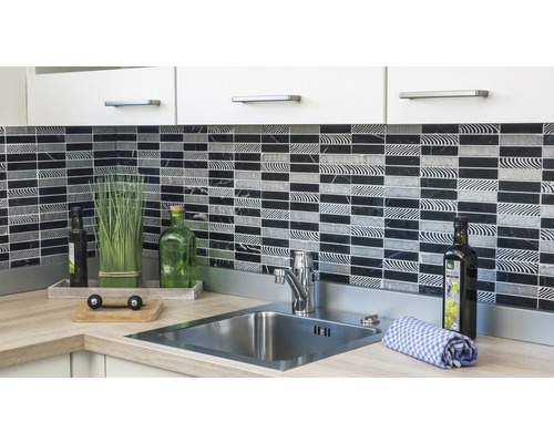 Keuken gootsteen met kraan en mozaïektegels wand
