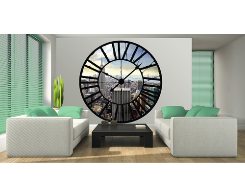 Woonkamer met muurklok in New Yorkse stijl, banken en tafel