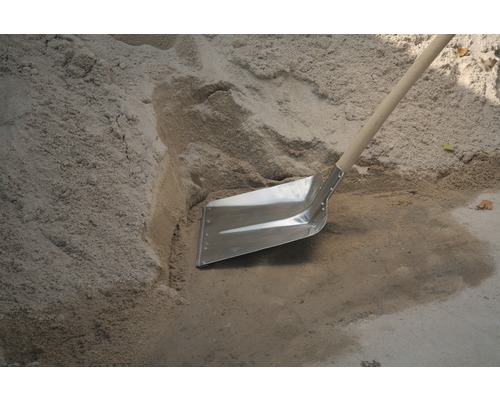 Schep in een hoop zand