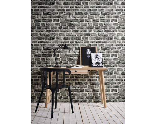 Werkkamer met bureau, stoel, lamp en behang met patroon