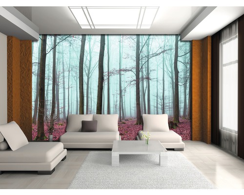 Woonkamer met fotobehang dat een bos voorstelt en een rustige sfeer creëert