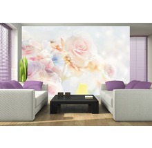 Woonkamer met fotobehang met rozenmotief, banken en salontafel