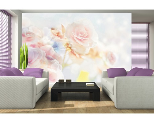 Woonkamer met fotobehang met rozenmotief, banken en salontafel