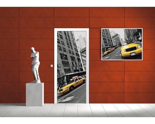 Decoratief interieur met deurposter en muurschildering met taximotief en een sculptuur.