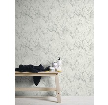 Badkamer met marmeren behang en houten bank