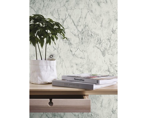 Scene met marmeren behang, tafel, plant en boeken