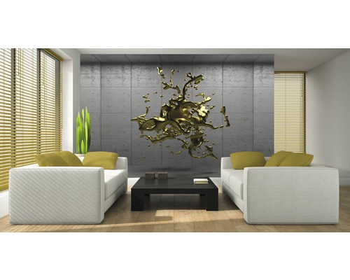 Lichte woonkamer met twee banken, salontafel en betonnen muur met abstract kunstwerk