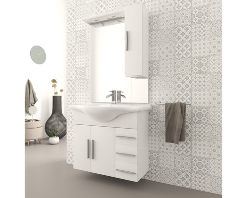 Badkamer met wastafel, spiegel, hangkast, kraan en handdoekrek