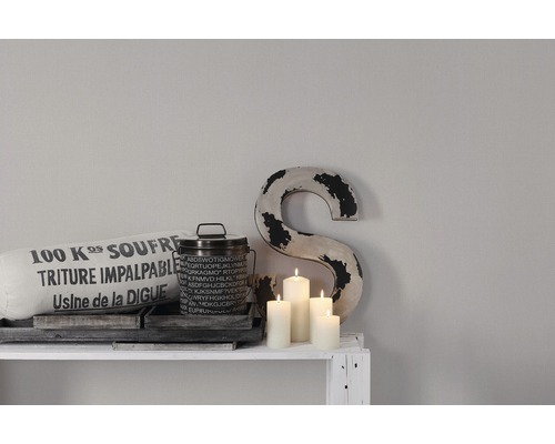 Decoratieve scène met kussen, blik, letters en kaarsen op een plank