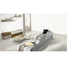 Lichte woonkamer met bank, tafel en dressoir onder planken